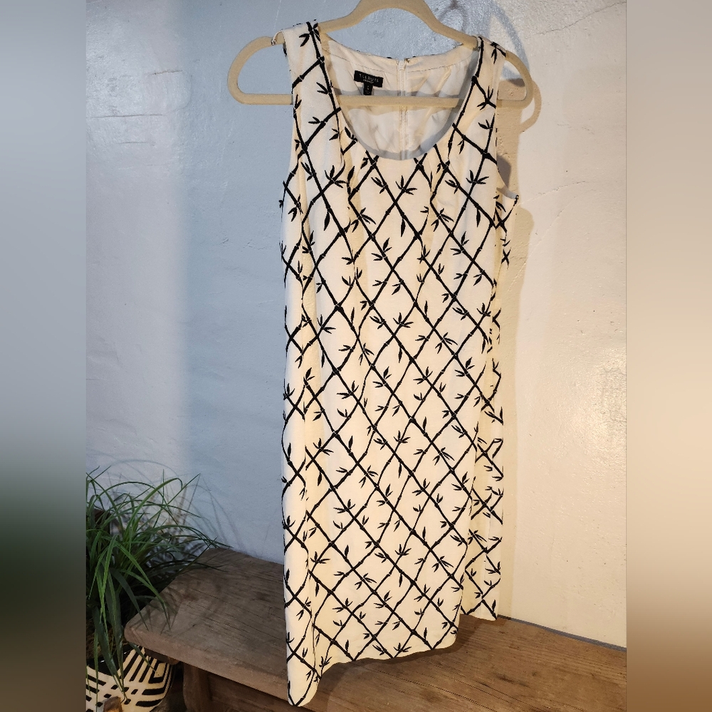 Talbot white Embroidered Bamboo Design Dress.‎ Size 6. Back zipper. Classic